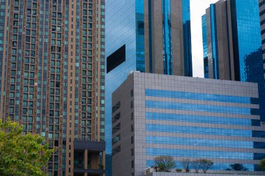 Modern ofis inşa eden yeşil şehir parkı.