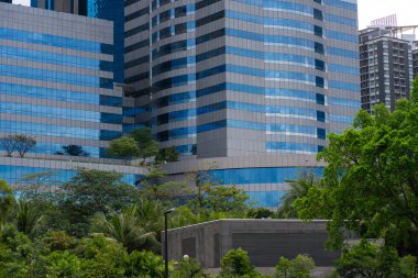 Modern ofis inşa eden yeşil şehir parkı.