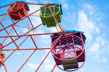 Mavi gökyüzüne karşı renkli dönme dolap Mutlu yeni yıl festivali hafta sonu rahatla