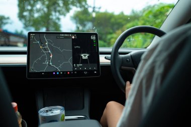 Kadın el sürücüsü araba navigatör ekran GPS teknolojisi akıllı EV araba