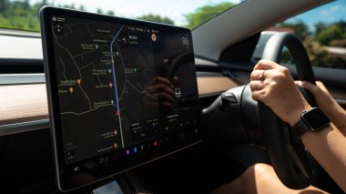 Kadın el sürücüsü araba navigatör ekran GPS teknolojisi akıllı EV araba