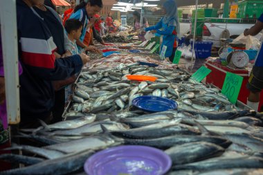 Geleneksel balıkçılık pazarında insanlar deniz mahsülü ton balığı avlıyor.