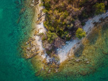Hava manzaralı beyaz kumsal dalgası tropikal ada turkuvaz su yaz tatili arka planı