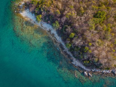 Hava manzaralı beyaz kumsal dalgası tropikal ada turkuvaz su yaz tatili arka planı