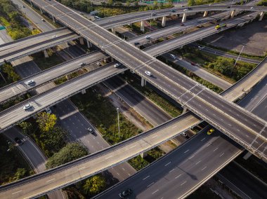 Trafik aracı taşımacılığı endüstrisi ile hava görüntüsü kavşağı ulaşım yolu binası