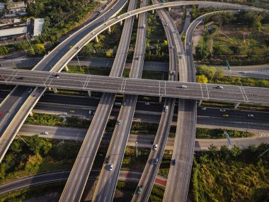 Trafik aracı taşımacılığı endüstrisi ile hava görüntüsü kavşağı ulaşım yolu binası