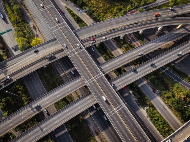 Trafik aracı taşımacılığı endüstrisi ile hava görüntüsü kavşağı ulaşım yolu binası