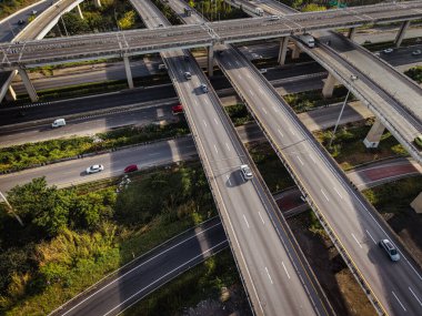Trafik aracı taşımacılığı endüstrisi ile hava görüntüsü kavşağı ulaşım yolu binası