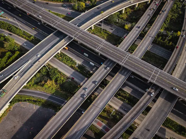 Trafik aracı taşımacılığı endüstrisi ile hava görüntüsü kavşağı ulaşım yolu binası