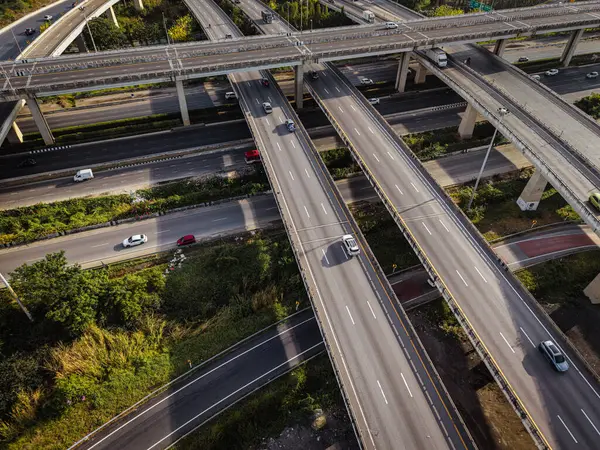 Trafik aracı taşımacılığı endüstrisi ile hava görüntüsü kavşağı ulaşım yolu binası