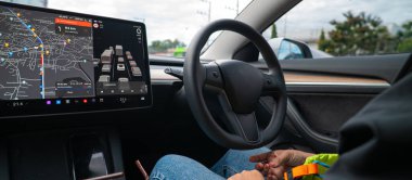 Kadın otomatik pilot direksiyon sistemi teknoloji taşıma kavramına sahip elektrikli araba kullanıyor.