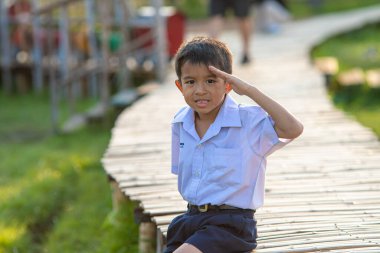 Asyalı okul çocuğu, şehir parkında rahatla, gün batımı, gün batımı, şehir çocuğu.