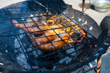 Büyük nehir karidesi ateşte kızartılmış deniz mahsulü yemeğiyle.