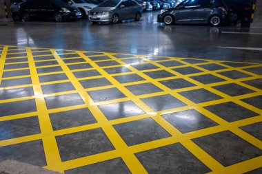 Marketin arka bahçesinde boş bir park yeri var.