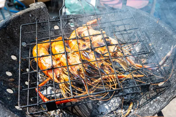 Büyük nehir karidesi ateşte kızartılmış deniz mahsulü yemeğiyle.