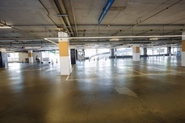 Süpermarketin arka planında boş park yeri