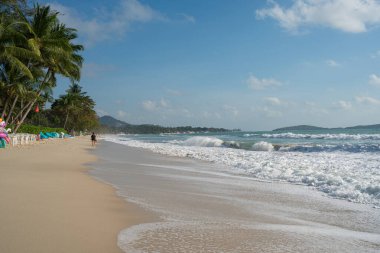 Deniz kıyısı dalgası turkuaz su güneşli gün mavi gökyüzü bulutlu yaz tatili Samui adası Tayland