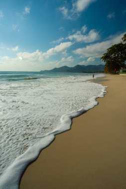 Deniz kıyısı dalgası turkuaz su güneşli gün mavi gökyüzü bulutlu yaz tatili Samui adası Tayland