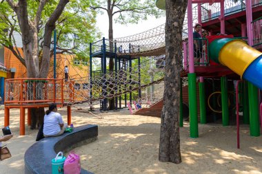 Renkli açık hava çocuk parkı halk parkı eğlence parkı