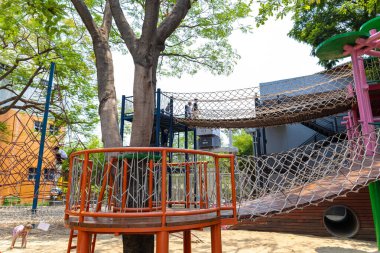 Renkli açık hava çocuk parkı halk parkı eğlence parkı