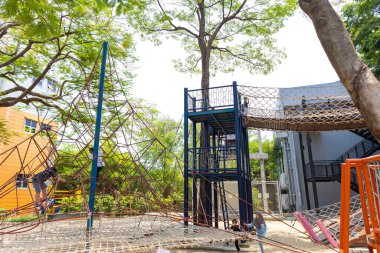 Renkli açık hava çocuk parkı halk parkı eğlence parkı