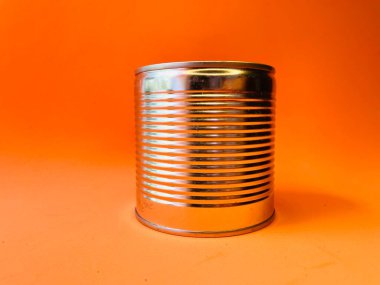Yemek, pembe arka planda pop sanat tarzında açılabilir. Konserve yiyecek bankası. Sarı arkaplandaki teneke kutu 
