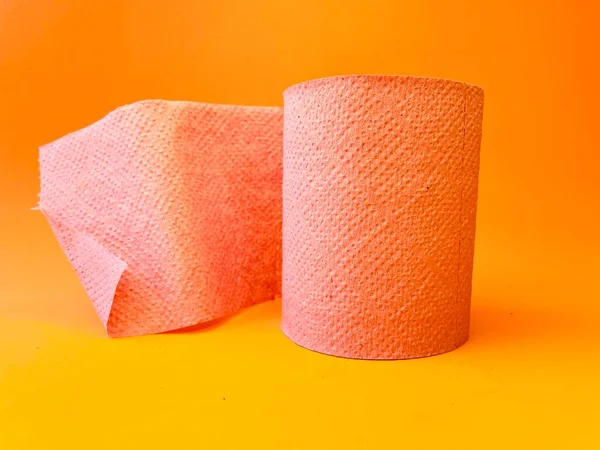 卫生纸卷 粉红色的卫生纸关上了 粉红色背景的卫生纸 — 图库照片