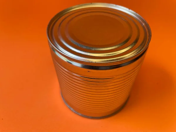 食物可以在粉色背景下打开空的流行艺术风格 罐装食品银行 近照一盒铁罐 — 图库照片