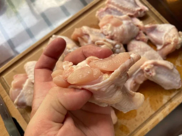 Kycklingvingar Fjäderfäkött Matlagning Färskt Kycklingkött Trälåda — Stockfoto