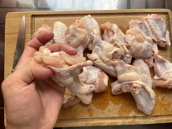 Kippenvleugels Pluimveevlees Koken Kippenvleugels Een Houten Schaal Een Zwarte Achtergrond — Stockfoto