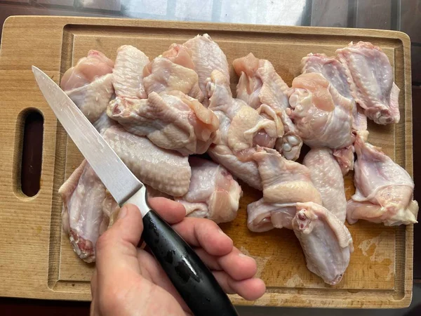 Kycklingvingar Fjäderfäkött Matlagning Kyckling Vingar Träskål Svart Bakgrund — Stockfoto