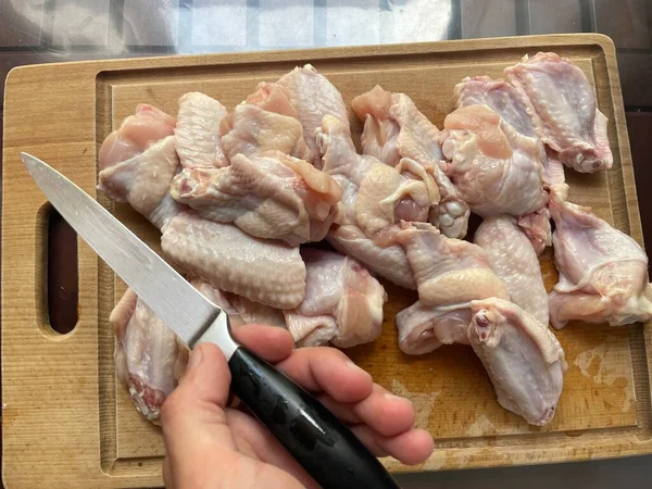 Kycklingvingar Fjäderfäkött Matlagning Kyckling Vingar Träskål Svart Bakgrund — Stockfoto