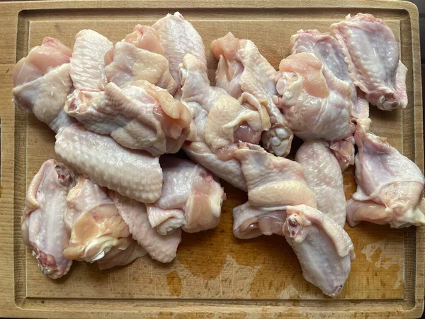Φτερούγες Κοτόπουλου Κρέας Πουλερικών Μαγείρεμα Φτερούγες Κοτόπουλου Ξύλινο Μπολ Μαύρο — Φωτογραφία Αρχείου