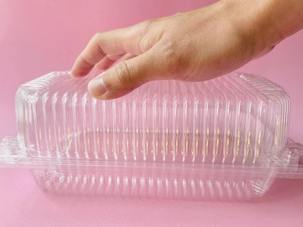 塑料容器 食品容器 可处置的塑料容器 外卖食品 一个女人的手拿着一个有白色塑料盒的透明盘子 — 图库照片