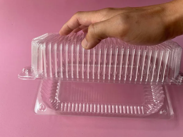 塑料容器 食品容器 可处置的塑料容器 外卖食品 一个女人的手拿着一个有白色塑料盒的透明盘子 — 图库照片