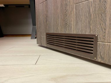 Kapıda ızgara var. Kapıda havalandırma ızgarası var. Havalandırma. Mutfakta, evin zemininde ısıtma sistemi var.