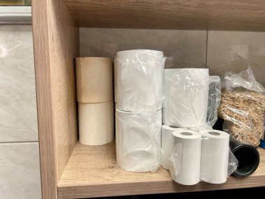 Mutfak tezgahında tuvalet kağıdı ve tuvalet kağıdı var..