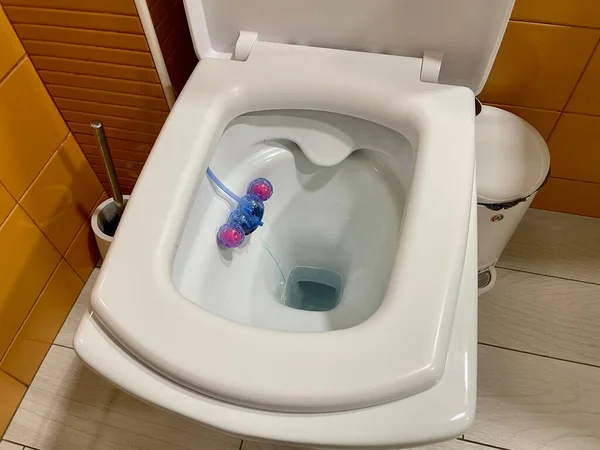 トイレのトイレ トイレ用洗剤 トイレ用洗剤 白いバスタブとガラスのバスルームのインテリア — ストック写真