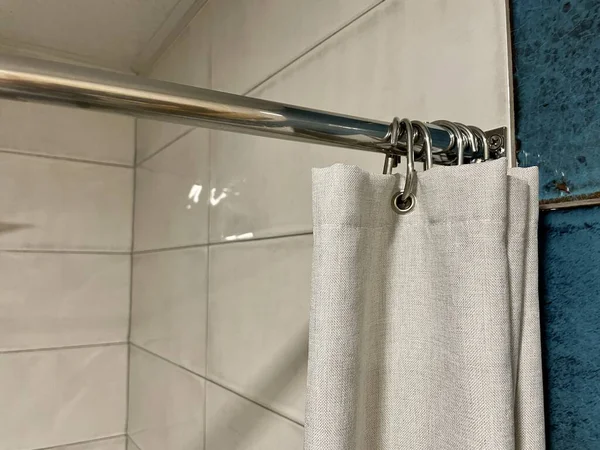 シャワーのカーテン シャワーだ シャワーのタイル バスルームカーテンフック 灰色の壁の背景に白いタオルが付いたバスルームの垂直ショット — ストック写真