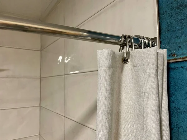 在淋浴间遮阳篷淋浴器在淋浴间打桩 浴室窗帘钩子 灰色墙壁背景上的白色毛巾浴室的垂直照片 — 图库照片
