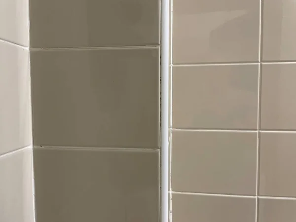浴室里的瓦片淋浴砖 浴室破瓷砖 带白色瓷砖和瓷砖的浴室瓷砖 — 图库照片