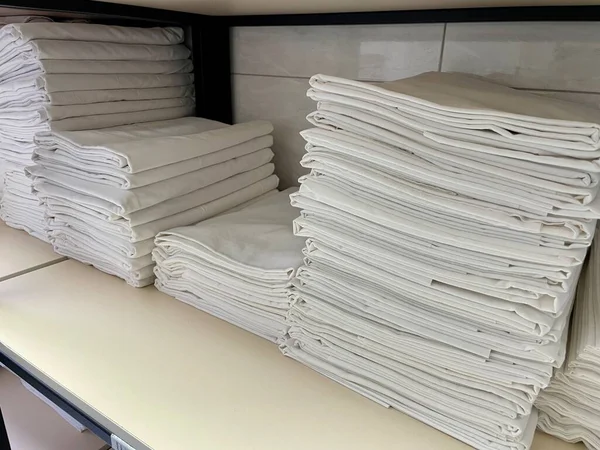 Πανικά Κρεβατιού Ράφι Αποθήκευση Των Κλινοσκεπασμάτων Πλυντήριο Ρούχων Λευκό Ύφασμα — Φωτογραφία Αρχείου