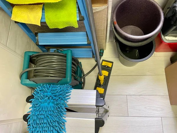 Ruang Penyimpanan Ruangan Untuk Persediaan Ruang Penyimpanan Vacuum Cleaner Rumah — Stok Foto