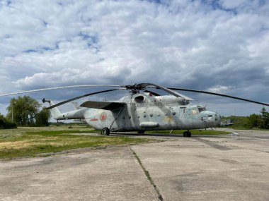 Şehirdeki eski ve terk edilmiş askeri helikopter.