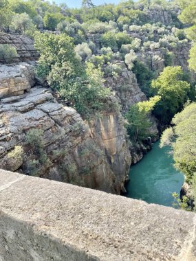 Dağlardaki nehrin güzel manzarası