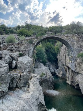 Nehir ve dağlarla dolu güzel bir manzara