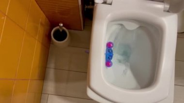 Beyaz tuvalet. Tuvalette sifonu çekmek. Tuvaleti yıkıyorum. Tuvalet. Banyo..