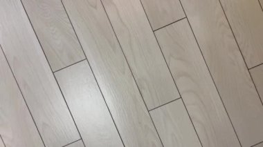 Döşeme kiremitleri. Ağacın altındaki fayanslar. Yerdeki fayanslar. Oda zemin.