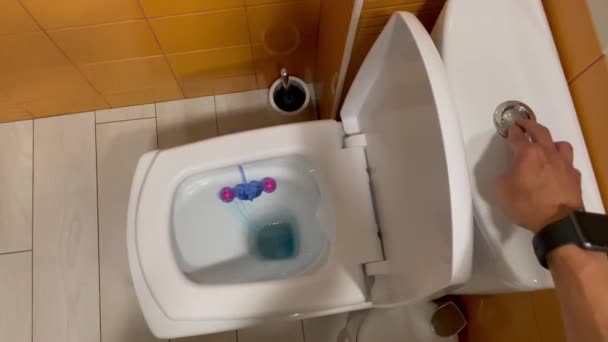 白色的厕所在厕所里冲水洗马桶用的厕所 卫生间 — 图库视频影像