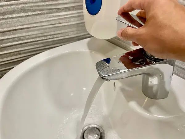 Mão Homem Segurando Uma Torneira Com Uma Água Lavagem Das — Fotografia de Stock